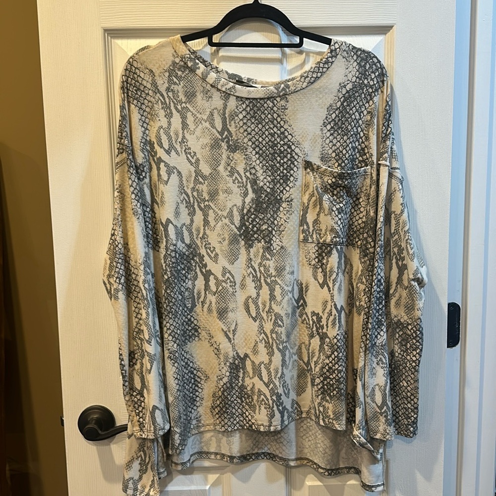 🍁Women’s snake skin print dolman tee Large 🍁